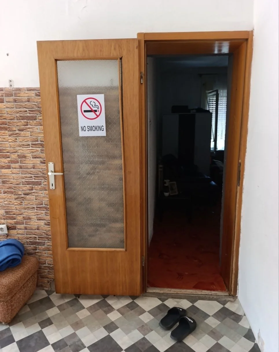 Дом с гаражом и большим участком в городе Бечей. 40 км от Нови Сада.