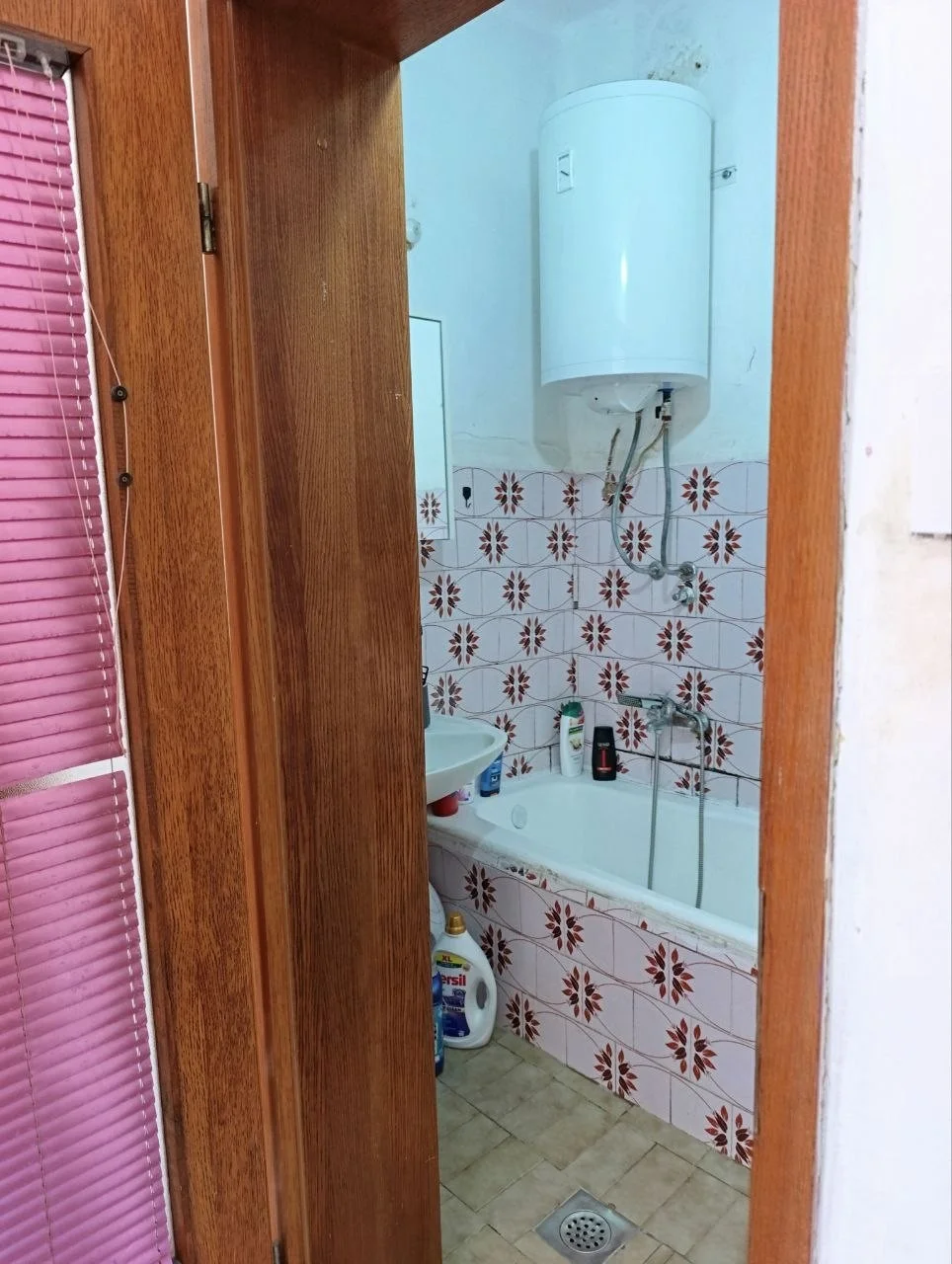 Дом с гаражом и большим участком в городе Бечей. 40 км от Нови Сада.