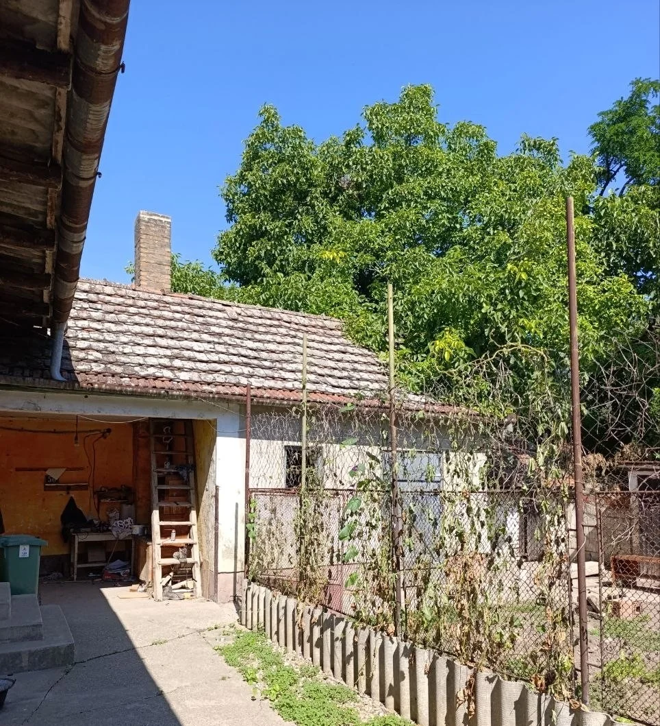Дом с гаражом и большим участком в городе Бечей. 40 км от Нови Сада.