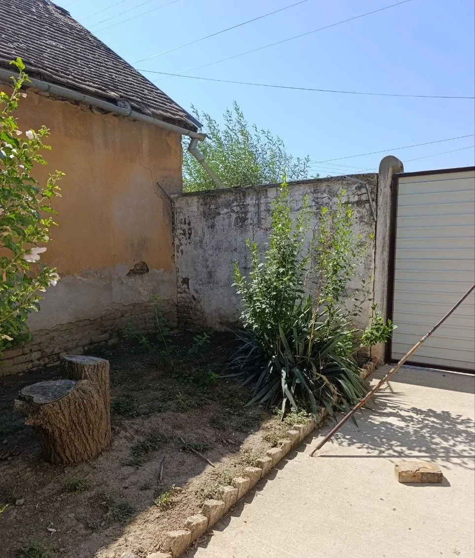 Дом с гаражом и большим участком в городе Бечей. 40 км от Нови Сада.