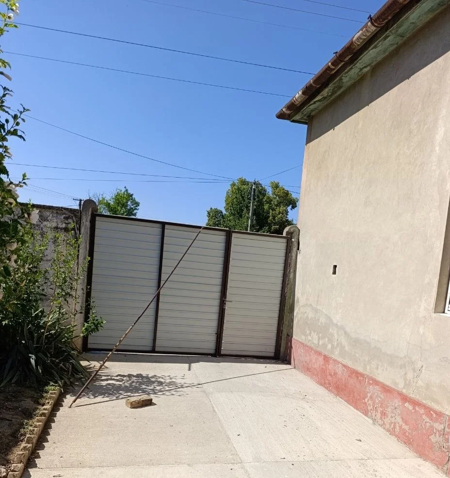 Дом с гаражом и большим участком в городе Бечей. 40 км от Нови Сада.