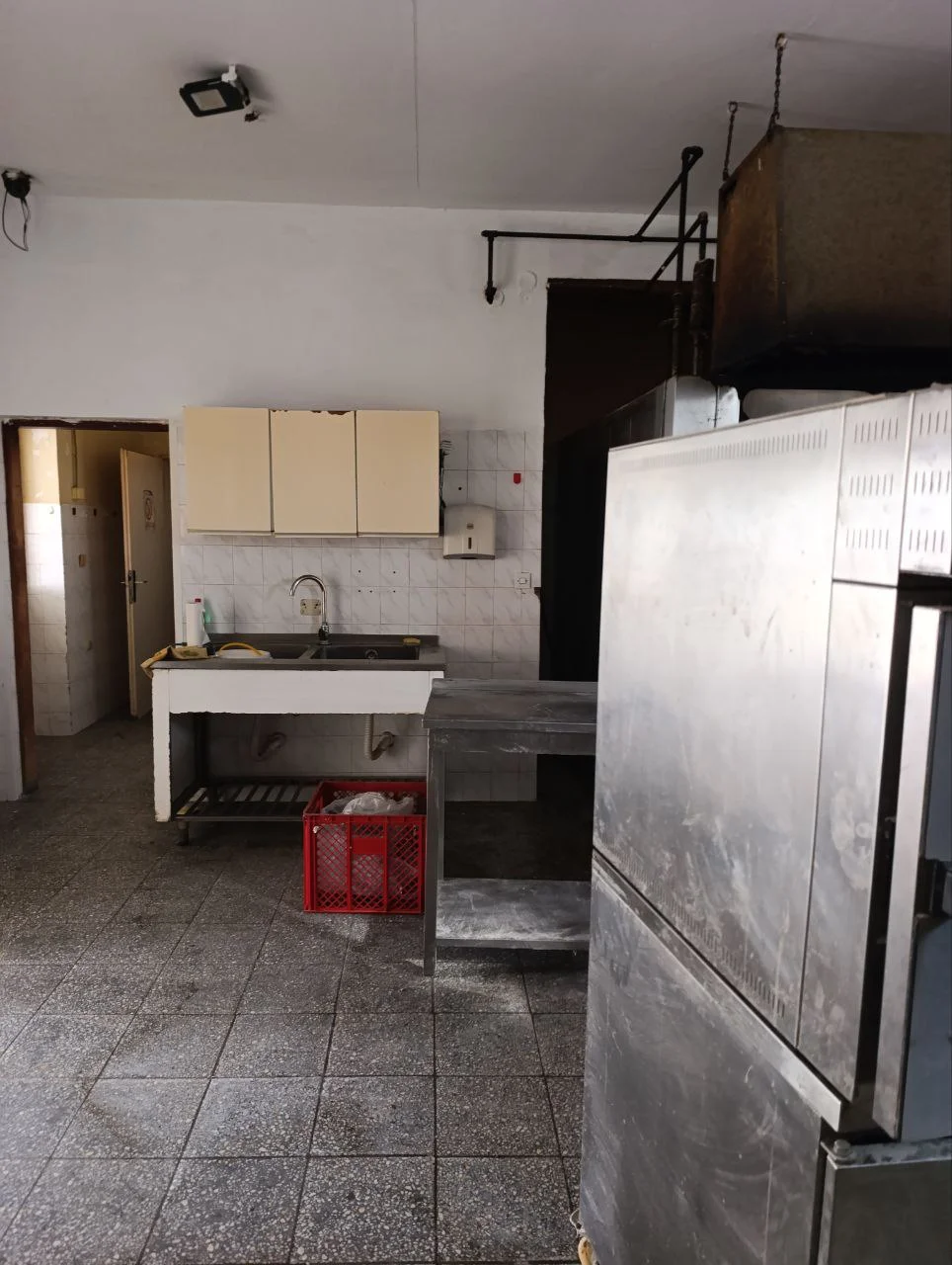 Дом с пекарней в городе Бечей. 40 км от Нови Сада.