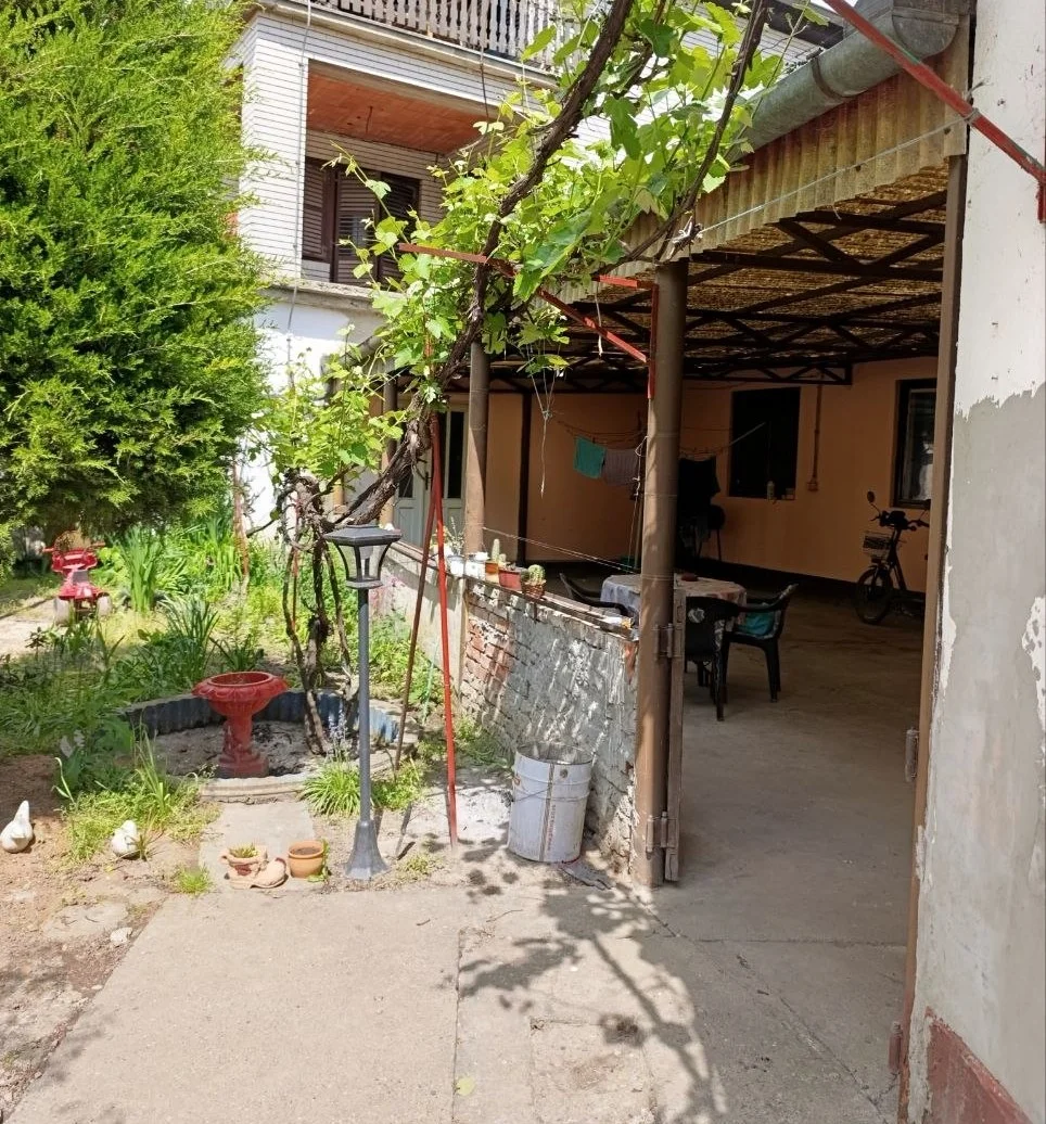 Дом в городе с внутренним двориком. 40 км от Нови Сада.
