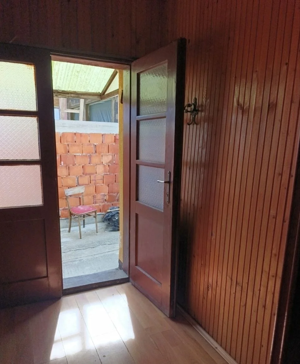 Кирпичный дом с небольшим участком в городе. 40 км Нови Сада.