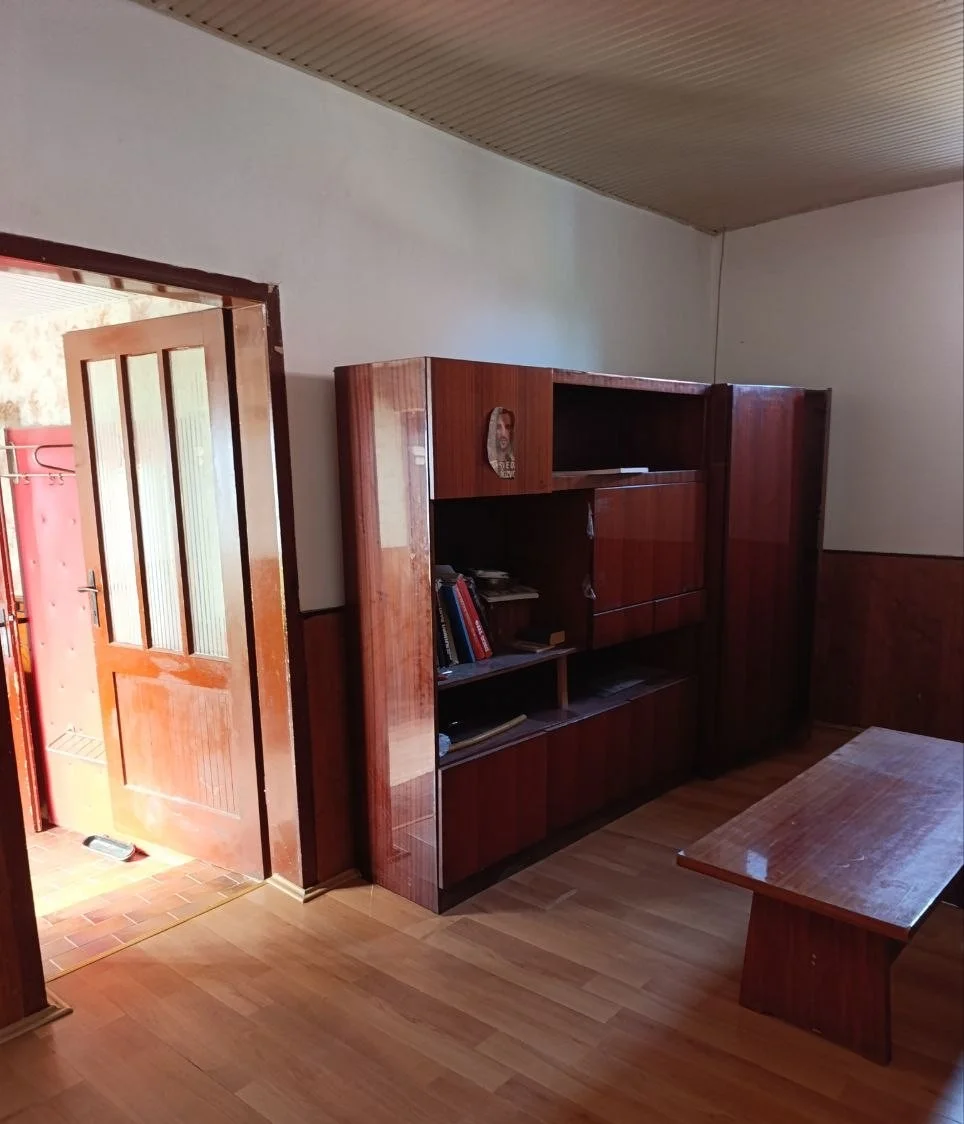 Кирпичный дом с небольшим участком в городе. 40 км Нови Сада.
