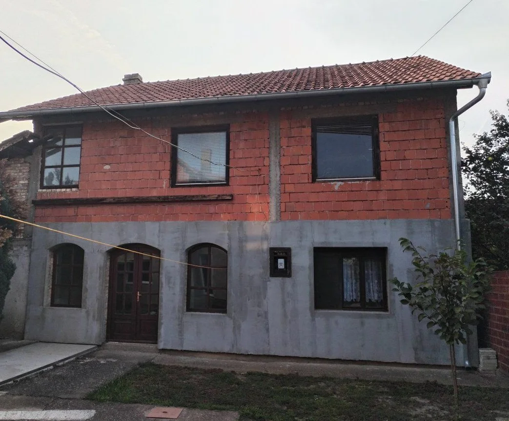 Два дома на одном участке в городе. 40 км от Нови Сада