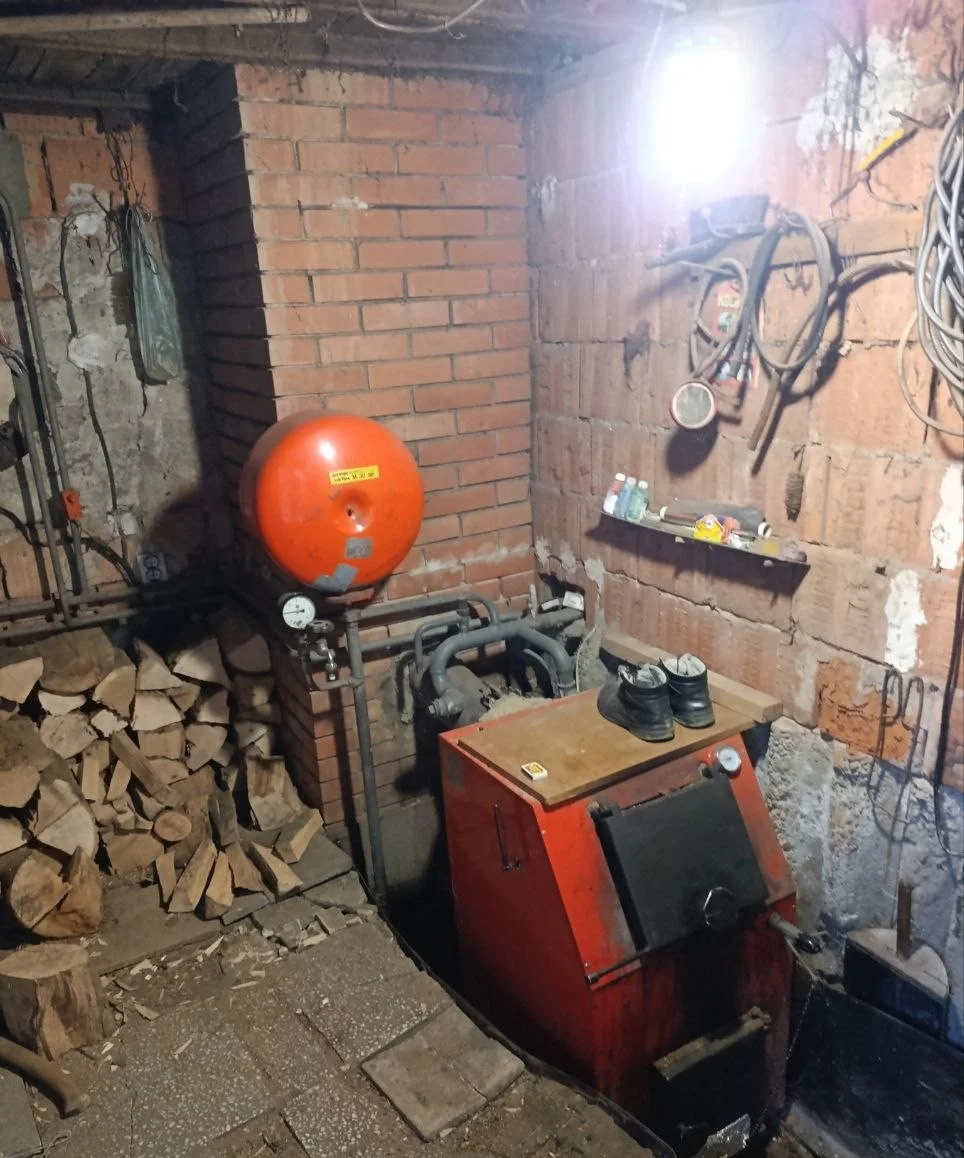 Два дома из твердого материала в городе. 40 км от Нови Сада.