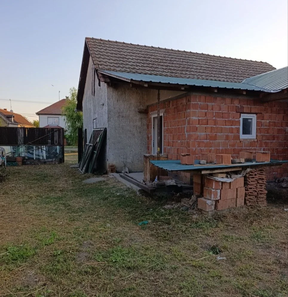 Дом из твердого материала с высокими потолками. 50 км от Нови Сада