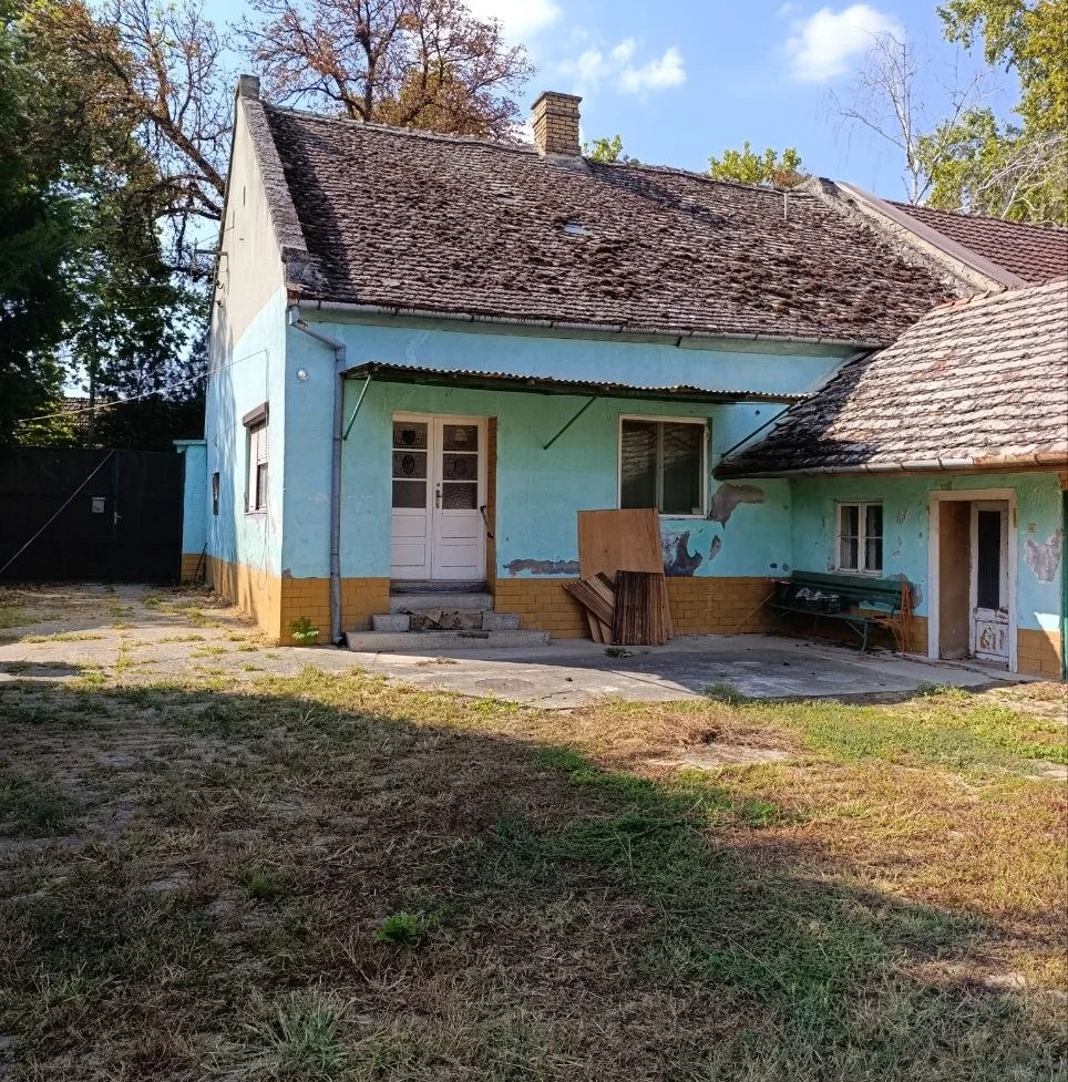 Старинный кирпичный дом в городе. 40 км от Нови Сада