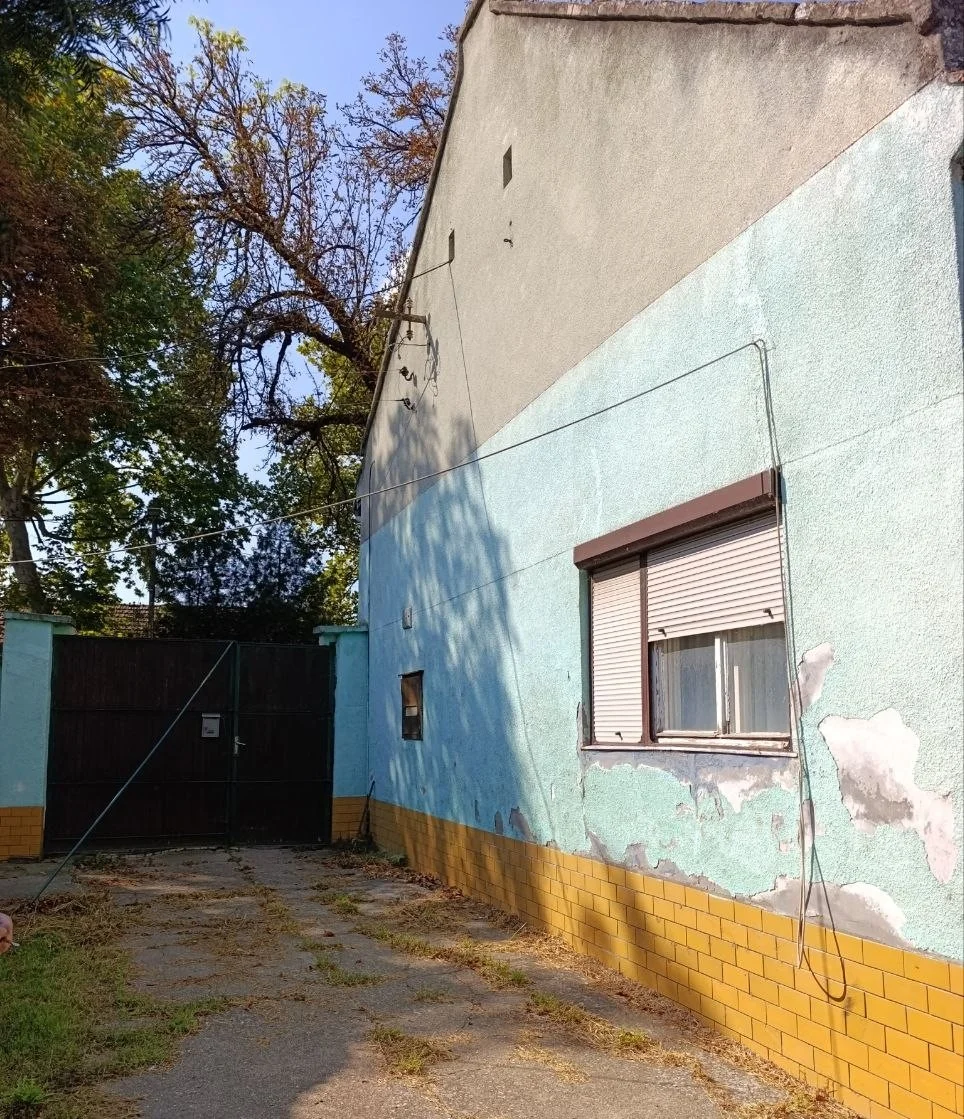 Старинный кирпичный дом в городе. 40 км от Нови Сада
