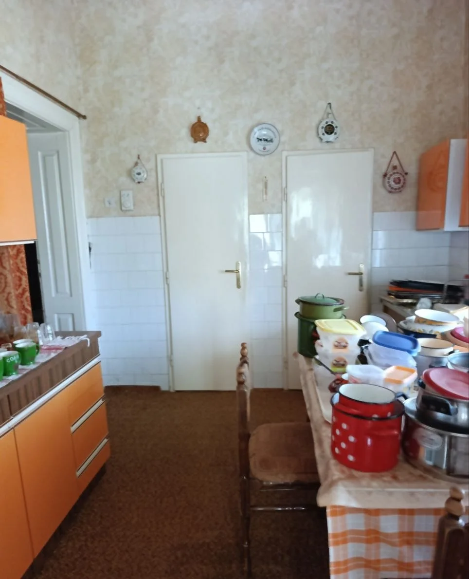 Старинный кирпичный дом в городе. 40 км от Нови Сада