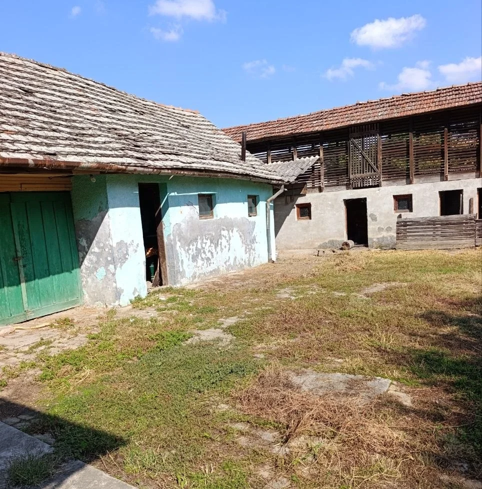 Старинный кирпичный дом в городе. 40 км от Нови Сада