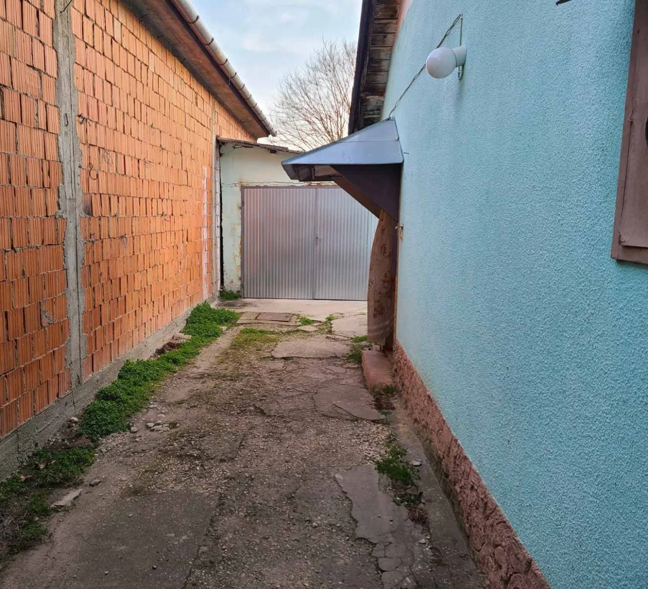 Дом с гаражом в городе Бечей. 40 км от Нови Сада
