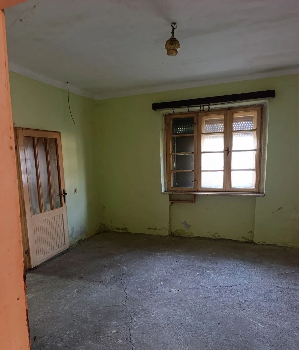 Дом с гаражом в городе Бечей. 40 км от Нови Сада