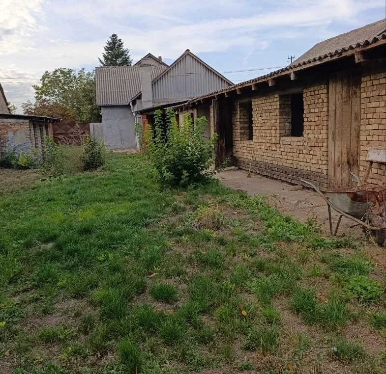 Дом с большим участком в городе. 40 км от Нови Сада.