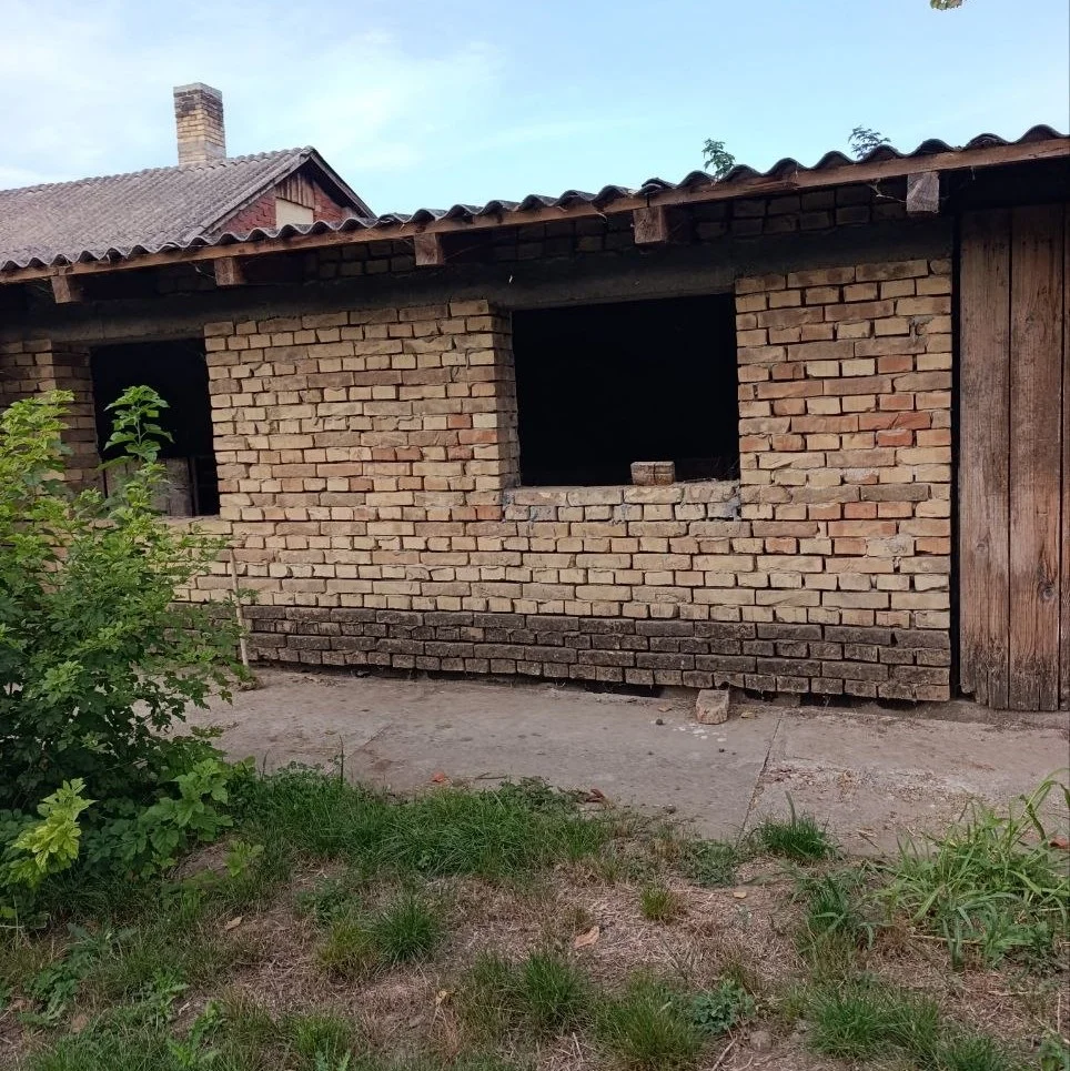 Дом с большим участком в городе. 40 км от Нови Сада.