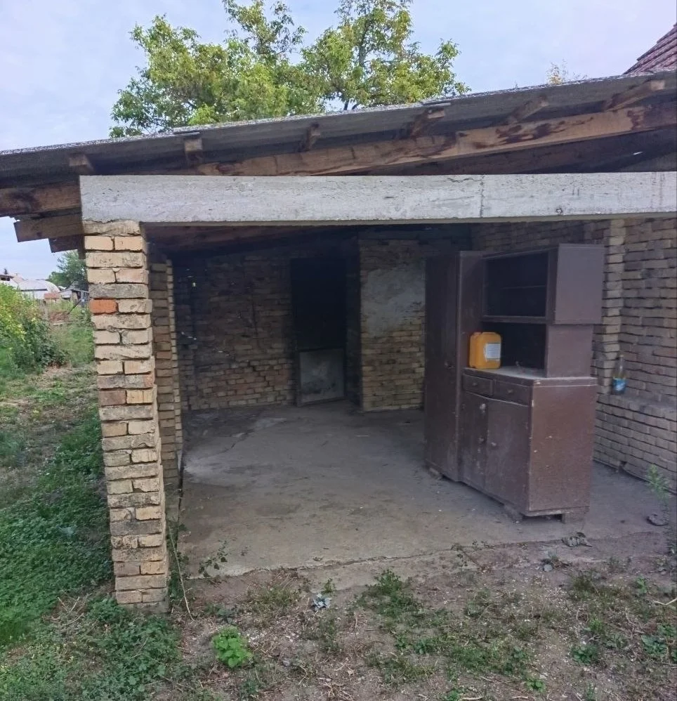 Дом с большим участком в городе. 40 км от Нови Сада.