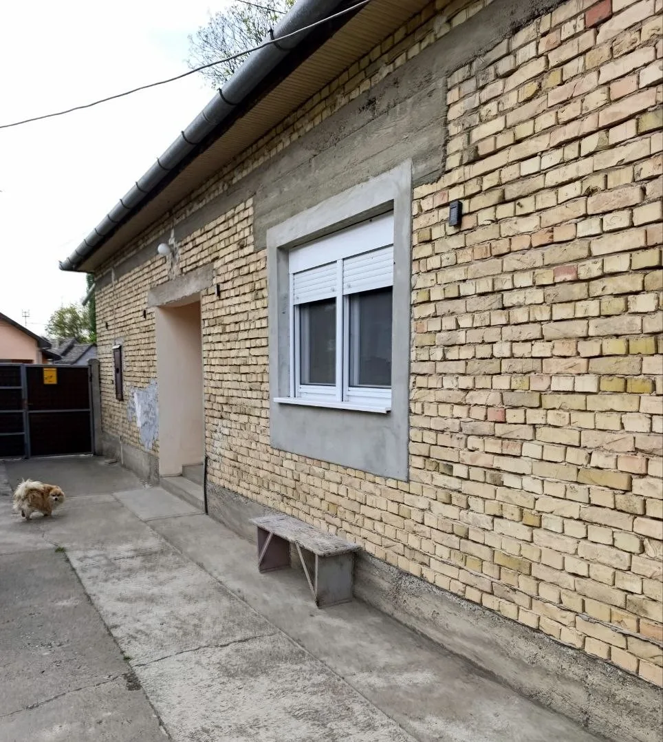 Добротный кирпичный дом.35 км от Нови Сада.