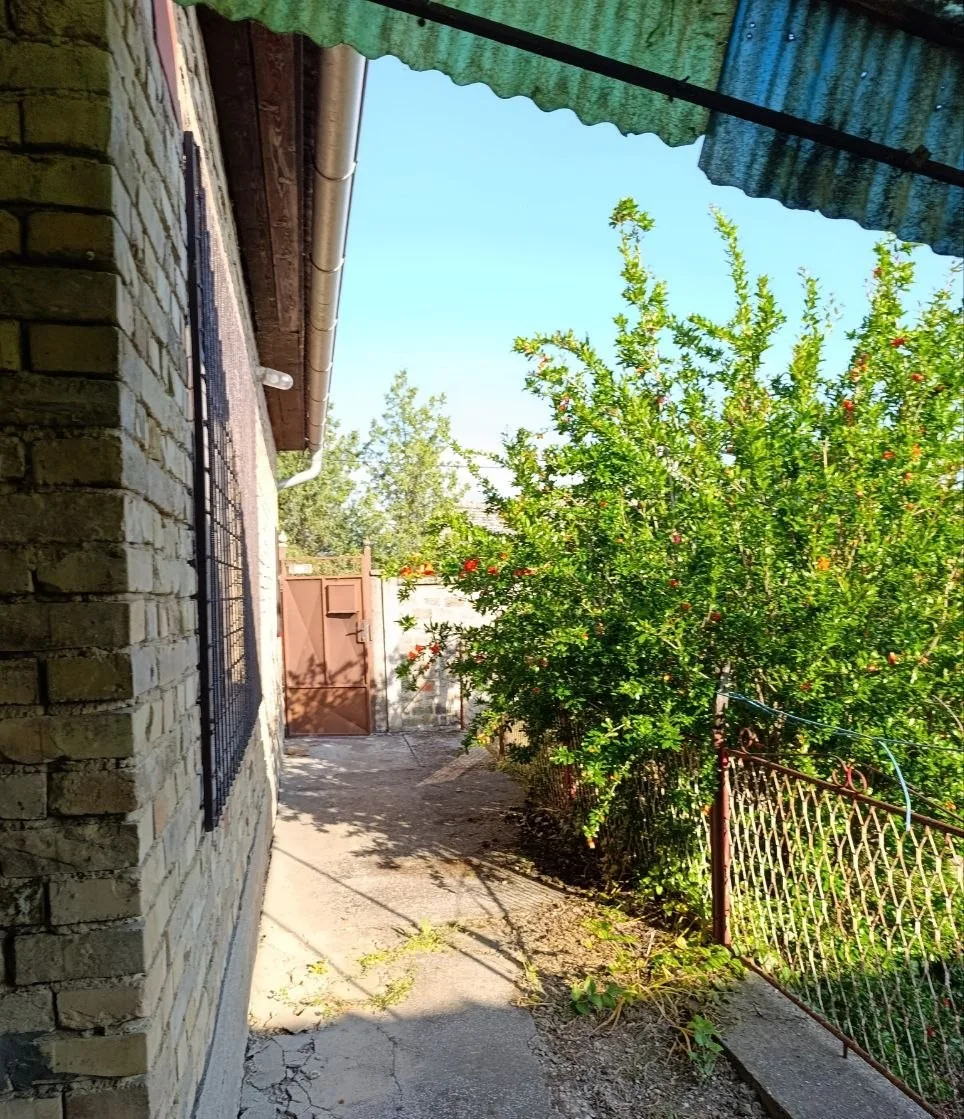 Кирпичный дом с мебелью и техникой. 50 км от Нови Сада.